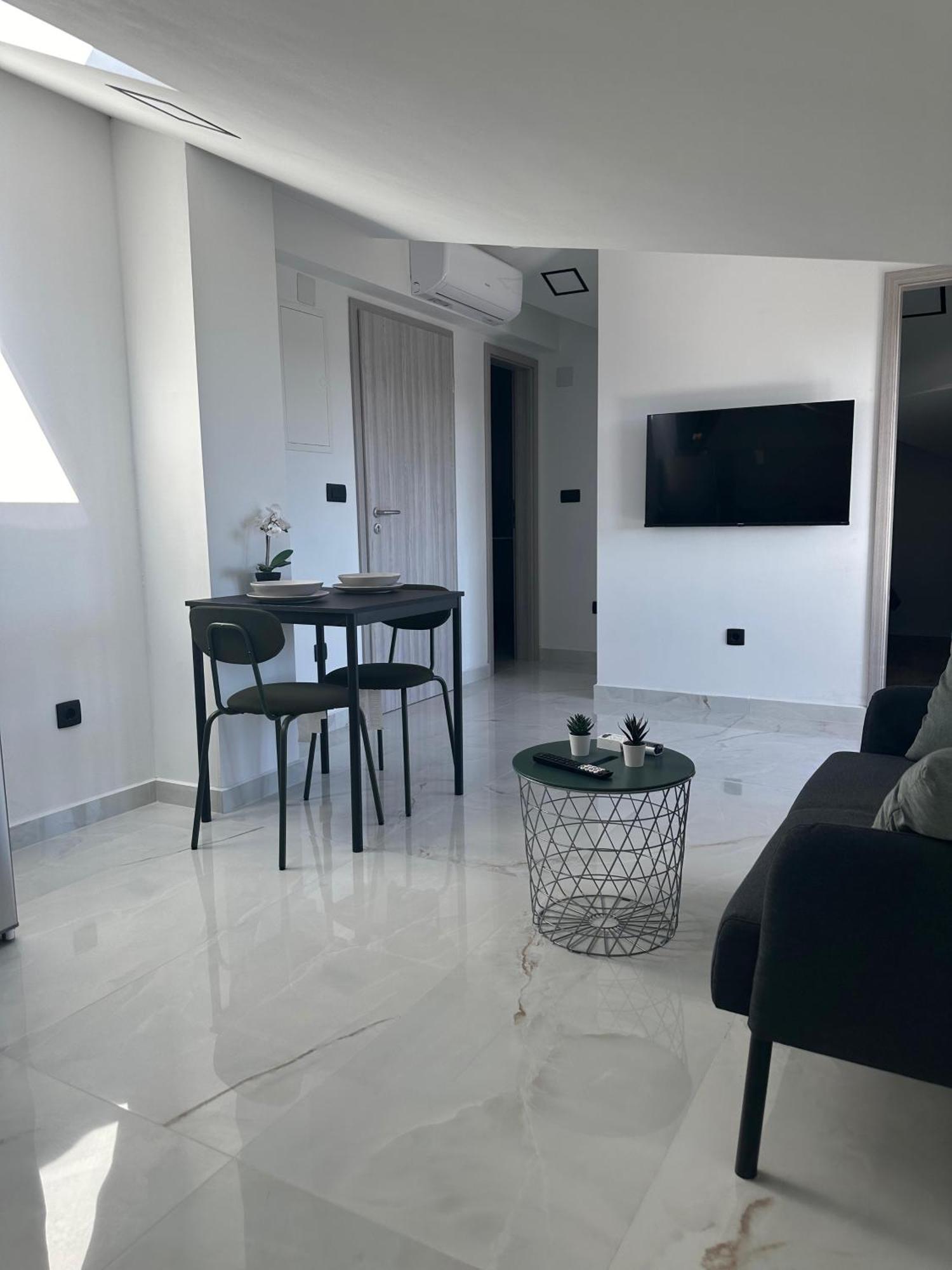 Roni Apartma *